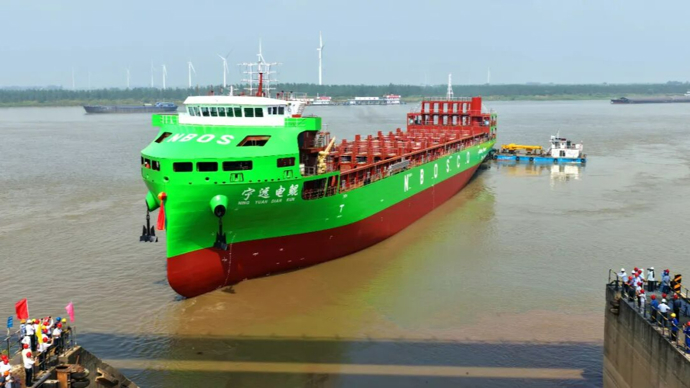 歷史性突破！全球最大萬(wàn)噸級(jí)純電動(dòng)智能海船，成功下水